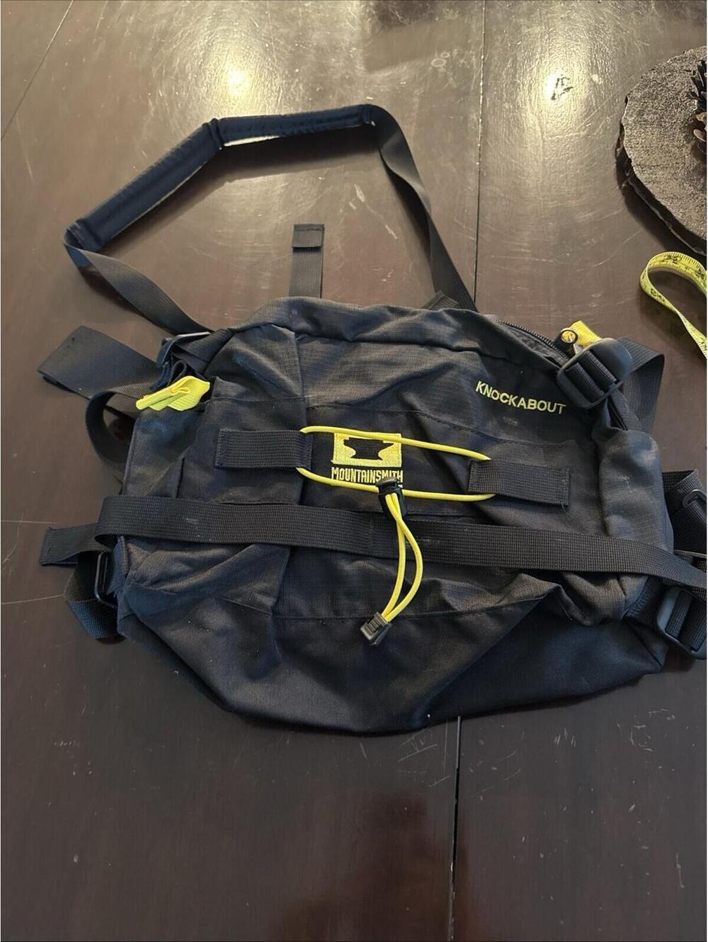 MOUNTAINSMITH Tour Lumbar Hiking Trail Day Fanny Pack Black/Yellow